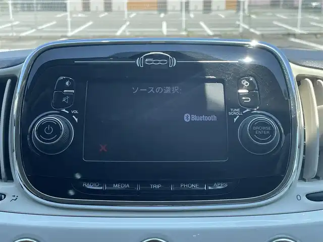 フィアット ５００ 1．2 ポップ 宮崎県 2017(平29)年 2.7万km ボサノバホワイト 純正ディスプレイオーディオ/・Bluetooth /・AM/・FM/・AUX/ETC/革巻きステアリング/ステアリングリモコン/ハロゲンヘッドライト/フロントフォグランプ/純正フロアマット/MTモード付AT
