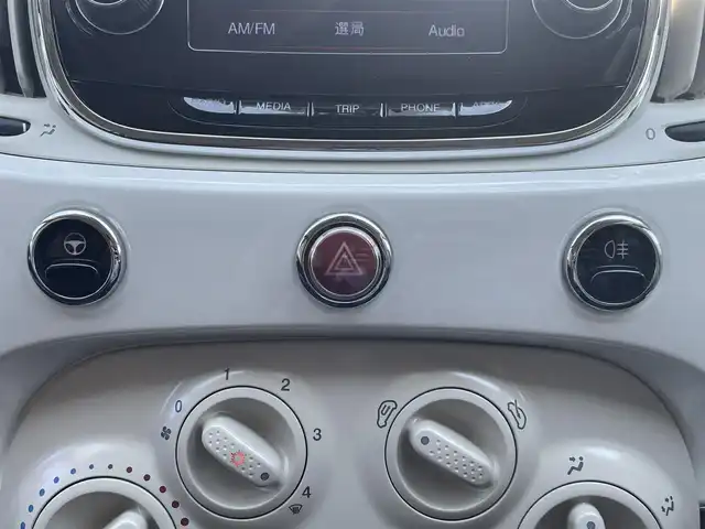 フィアット ５００ 1．2 ポップ 宮崎県 2017(平29)年 2.7万km ボサノバホワイト 純正ディスプレイオーディオ/・Bluetooth /・AM/・FM/・AUX/ETC/革巻きステアリング/ステアリングリモコン/ハロゲンヘッドライト/フロントフォグランプ/純正フロアマット/MTモード付AT