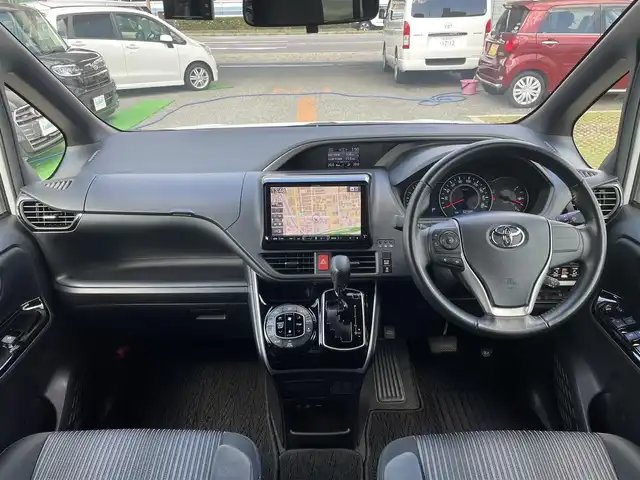 トヨタ ヴォクシー ZS 煌 兵庫県 2018(平30)年 6.3万km ホワイトパールクリスタルシャイン ・ワンオーナー/・アルパイン9インチナビ（X9Z）//地デジ/DVD/BT/USB/HDMI/・バックカメラ/・ステアリングリモコン/・両側パワースライドドア/・ビルトインETC/・アイドリングストップ/・オートLEDヘッドランプ/・LEDフォグランプ/・純正16インチAW/・プリクラッシュセーフティ/・レーンディーパーチャーアラート/・オートマチックハイビーム/・R1-6年ディーラー点検記録簿/・取説/保証書/ナビ説/スペアキー後送