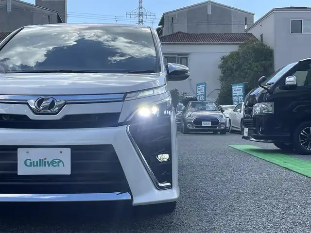 トヨタ ヴォクシー ZS 煌 兵庫県 2018(平30)年 6.3万km ホワイトパールクリスタルシャイン ・ワンオーナー/・アルパイン9インチナビ（X9Z）//地デジ/DVD/BT/USB/HDMI/・バックカメラ/・ステアリングリモコン/・両側パワースライドドア/・ビルトインETC/・アイドリングストップ/・オートLEDヘッドランプ/・LEDフォグランプ/・純正16インチAW/・プリクラッシュセーフティ/・レーンディーパーチャーアラート/・オートマチックハイビーム/・R1-6年ディーラー点検記録簿/・取説/保証書/ナビ説/スペアキー後送