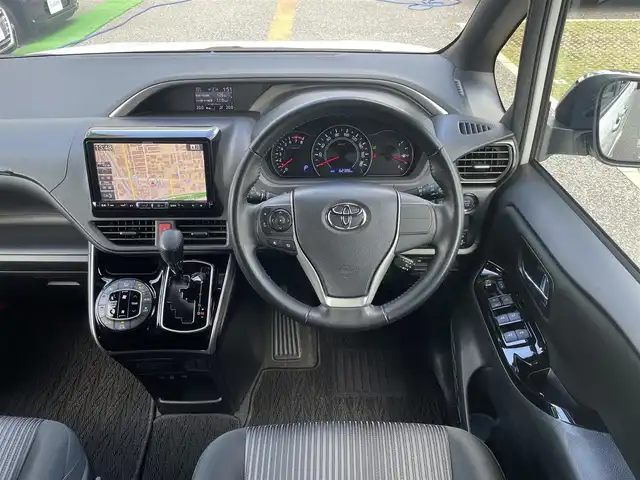 トヨタ ヴォクシー ZS 煌 兵庫県 2018(平30)年 6.3万km ホワイトパールクリスタルシャイン ・ワンオーナー/・アルパイン9インチナビ（X9Z）//地デジ/DVD/BT/USB/HDMI/・バックカメラ/・ステアリングリモコン/・両側パワースライドドア/・ビルトインETC/・アイドリングストップ/・オートLEDヘッドランプ/・LEDフォグランプ/・純正16インチAW/・プリクラッシュセーフティ/・レーンディーパーチャーアラート/・オートマチックハイビーム/・R1-6年ディーラー点検記録簿/・取説/保証書/ナビ説/スペアキー後送
