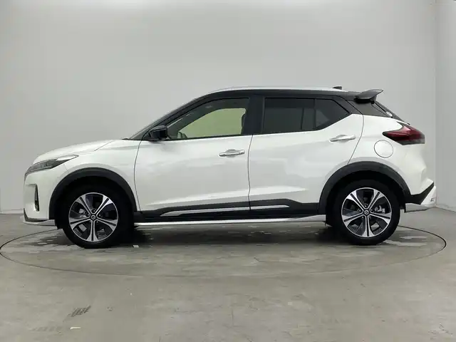 日産 キックス X 新潟県 2021(令3)年 6万km ブリリアントホワイトパール/ピュアブラック 2トーン 純正メモリナビ/　フルセグTV/Bluetooth/CD/DVD/USB/プロパイロット/レーダークルーズコントロール/衝突被害軽減ブレーキ/レーンキープアシスト/ハーフレザーシート/前後コーナーセンサー/アラウンドビューモニター/インテリジェントルームミラー/前後ドライブレコーダー/ビルトインETC/LEDヘッドライト/オートライト/ステアリングスイッチ