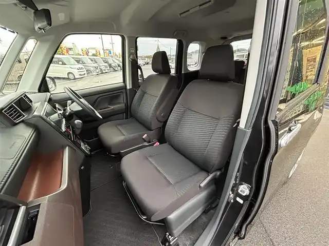トヨタ ルーミー G－T 愛媛県 2020(令2)年 2.6万km ブラックマイカメタリック 純正9型ナビ/純正12.1型フリップダウンモニター/両側パワースライドドア/純正ドライブレコーダー/バックカメラ/クルーズコントロール/アイドリングストップ/衝突被害軽減装置/車線逸脱防止装置/クリアランスソナー/ステアリングリモコン/後席サンシェイド/電動格納ミラー/ヘッドライトレベライザー/シガーソケット/純正ホイールキャップ/現状サマー(鉄)(165/65/R14)/DUNLOP ENASAVE EC300+/禁煙車