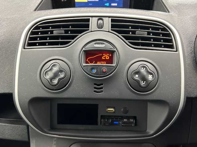 ルノー カングー プラティーク 宮城県 2018(平30)年 5.5万km グレー ルーフレール/社外ナビ/FM/AM/BT/i Pod/USB/AUX/DVD/CD/フルセグTV/バックカメラ/両側スライドドア/追従型クルーズコントロール/コーナーセンサー/MTモード搭載/横滑り防止装置/衝突被害軽減システム/夏タイヤ15インチ/冬タイヤ15インチ/ヘッドランプレベライザー/LEDライト/純正フロアマット/電動格納ミラー/前後ドライブレコーダー/ETC/保証書・記録簿・取扱説明書