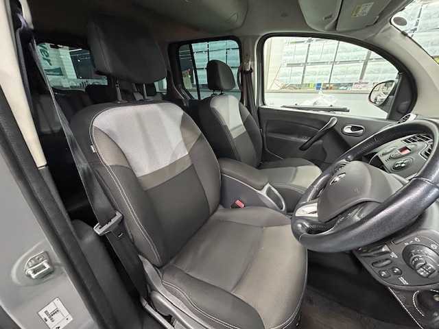 ルノー カングー プラティーク 宮城県 2018(平30)年 5.5万km グレー ルーフレール/社外ナビ/FM/AM/BT/i Pod/USB/AUX/DVD/CD/フルセグTV/バックカメラ/両側スライドドア/追従型クルーズコントロール/コーナーセンサー/MTモード搭載/横滑り防止装置/衝突被害軽減システム/夏タイヤ15インチ/冬タイヤ15インチ/ヘッドランプレベライザー/LEDライト/純正フロアマット/電動格納ミラー/前後ドライブレコーダー/ETC/保証書・記録簿・取扱説明書