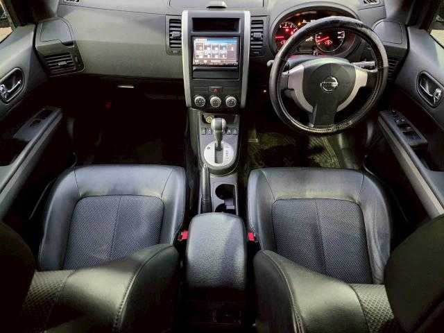 日産 エクストレイル 20X 岩手県 2011(平23)年 7.9万km ダイヤモンドブラック 全席シートヒーター　/社外ナビ　/Ｂｌｕｅｔｏｏｔｈ／ＣＤ／ＤＶＤ　/ダウンヒルアシストコントロール　/ＥＴＣ　/４ＷＤ　/ルーフレール　/ルーフキャリア　/フロントグリル＆エンブレムマッドブラック塗装