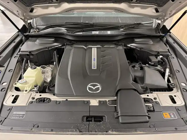 マツダ ＣＸ－６０ ＰＨＥＶ エクスクルーシブスポーツ 三重県 2023(令5)年 0.5万km プラチナクォーツメタリック ガソリン・プラグインハイブリッド/フルタイム4WD/MTモード付フロア8AT/12.3型ナビ/（AM/FM/USB/HDMI/CarPlay/AndroidAuto/Bluetooth/TV）/360ビュー・モニター/BOSEサウンドシステム（12スピーカー）/i-ACTIVSENSE/・スマートブレーキサポート/・レーダークルーズコントロール/・クルージング&トラフィックサポート/・ドライバーモニタリング/・レーンキープアシストシステム/・ブラインドスポットモニタリング/・リヤクロストラフィックアラート/・パーキングセンサー（前後）/など/装備/・ドライバー・パーソナライゼーション・システムパッケージ/（自動ドライビングポジションガイド＋エントリーアシスト）/・ハンズフリーパワーリフトゲート/・黒革シート/・シートヒーター（D/N/2nd）/・シートベンチレーション（D/N）/・パワーシート（Dメモリー付10way/N10way）/・ステアリングヒーター/・HUD/・AC100Vコンセント（100Wx1、荷室内1500Wx1）&USB充電ジャック&ワイヤレス充電/・ダウンヒルアシストコントロール/・保/取/充電ケーブル/・スマートキーx2/・純正20inAW/など