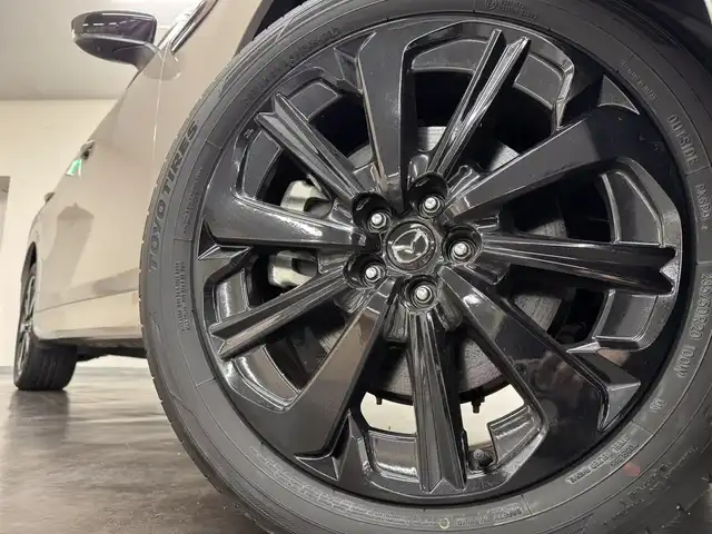 マツダ ＣＸ－６０ ＰＨＥＶ エクスクルーシブスポーツ 三重県 2023(令5)年 0.5万km プラチナクォーツメタリック ガソリン・プラグインハイブリッド/フルタイム4WD/MTモード付フロア8AT/12.3型ナビ/（AM/FM/USB/HDMI/CarPlay/AndroidAuto/Bluetooth/TV）/360ビュー・モニター/BOSEサウンドシステム（12スピーカー）/i-ACTIVSENSE/・スマートブレーキサポート/・レーダークルーズコントロール/・クルージング&トラフィックサポート/・ドライバーモニタリング/・レーンキープアシストシステム/・ブラインドスポットモニタリング/・リヤクロストラフィックアラート/・パーキングセンサー（前後）/など/装備/・ドライバー・パーソナライゼーション・システムパッケージ/（自動ドライビングポジションガイド＋エントリーアシスト）/・ハンズフリーパワーリフトゲート/・黒革シート/・シートヒーター（D/N/2nd）/・シートベンチレーション（D/N）/・パワーシート（Dメモリー付10way/N10way）/・ステアリングヒーター/・HUD/・AC100Vコンセント（100Wx1、荷室内1500Wx1）&USB充電ジャック&ワイヤレス充電/・ダウンヒルアシストコントロール/・保/取/充電ケーブル/・スマートキーx2/・純正20inAW/など