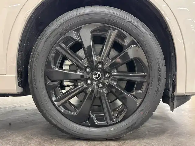 マツダ ＣＸ－６０ ＰＨＥＶ エクスクルーシブスポーツ 三重県 2023(令5)年 0.5万km プラチナクォーツメタリック ガソリン・プラグインハイブリッド/フルタイム4WD/MTモード付フロア8AT/12.3型ナビ/（AM/FM/USB/HDMI/CarPlay/AndroidAuto/Bluetooth/TV）/360ビュー・モニター/BOSEサウンドシステム（12スピーカー）/i-ACTIVSENSE/・スマートブレーキサポート/・レーダークルーズコントロール/・クルージング&トラフィックサポート/・ドライバーモニタリング/・レーンキープアシストシステム/・ブラインドスポットモニタリング/・リヤクロストラフィックアラート/・パーキングセンサー（前後）/など/装備/・ドライバー・パーソナライゼーション・システムパッケージ/（自動ドライビングポジションガイド＋エントリーアシスト）/・ハンズフリーパワーリフトゲート/・黒革シート/・シートヒーター（D/N/2nd）/・シートベンチレーション（D/N）/・パワーシート（Dメモリー付10way/N10way）/・ステアリングヒーター/・HUD/・AC100Vコンセント（100Wx1、荷室内1500Wx1）&USB充電ジャック&ワイヤレス充電/・ダウンヒルアシストコントロール/・保/取/充電ケーブル/・スマートキーx2/・純正20inAW/など