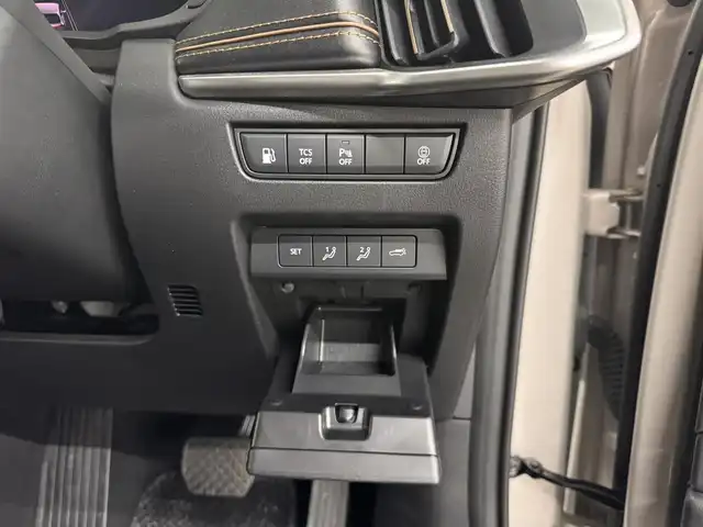 マツダ ＣＸ－６０ ＰＨＥＶ エクスクルーシブスポーツ 三重県 2023(令5)年 0.5万km プラチナクォーツメタリック ガソリン・プラグインハイブリッド/フルタイム4WD/MTモード付フロア8AT/12.3型ナビ/（AM/FM/USB/HDMI/CarPlay/AndroidAuto/Bluetooth/TV）/360ビュー・モニター/BOSEサウンドシステム（12スピーカー）/i-ACTIVSENSE/・スマートブレーキサポート/・レーダークルーズコントロール/・クルージング&トラフィックサポート/・ドライバーモニタリング/・レーンキープアシストシステム/・ブラインドスポットモニタリング/・リヤクロストラフィックアラート/・パーキングセンサー（前後）/など/装備/・ドライバー・パーソナライゼーション・システムパッケージ/（自動ドライビングポジションガイド＋エントリーアシスト）/・ハンズフリーパワーリフトゲート/・黒革シート/・シートヒーター（D/N/2nd）/・シートベンチレーション（D/N）/・パワーシート（Dメモリー付10way/N10way）/・ステアリングヒーター/・HUD/・AC100Vコンセント（100Wx1、荷室内1500Wx1）&USB充電ジャック&ワイヤレス充電/・ダウンヒルアシストコントロール/・保/取/充電ケーブル/・スマートキーx2/・純正20inAW/など