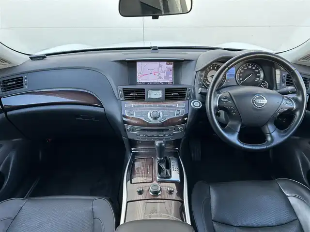 日産 シーマ ハイブリッド VIP G 茨城県 2017(平29)年 7.8万km クリスタルホワイトパール 純正ナビ/（AM/FM/CD/DVD/AUX/Bluetooth）/フルセグ/サンルーフ/BOSEサウンド/後席プライベートシアターシステム/純正アカンサスエンブレム/純正リアスポイラー/エアロパーツ（フロント・サイド）/純正リモコンエンジンスターター/全方位カメラ/電動リアシェード/全席本革パワーシート/シートヒーター（全席）/エアシート（前席）/オットマン（N席）/前方ドライブレコーダー/ビルトインETC/追従型クルーズコントロール/ブラインドスポットモニター/社外サス/純正アルミホイール/純正フロアマット