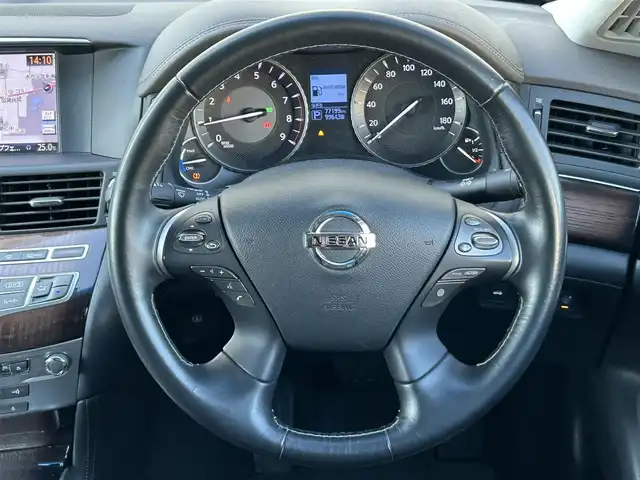 日産 シーマ ハイブリッド VIP G 茨城県 2017(平29)年 7.8万km クリスタルホワイトパール 純正ナビ/（AM/FM/CD/DVD/AUX/Bluetooth）/フルセグ/サンルーフ/BOSEサウンド/後席プライベートシアターシステム/純正アカンサスエンブレム/純正リアスポイラー/エアロパーツ（フロント・サイド）/純正リモコンエンジンスターター/全方位カメラ/電動リアシェード/全席本革パワーシート/シートヒーター（全席）/エアシート（前席）/オットマン（N席）/前方ドライブレコーダー/ビルトインETC/追従型クルーズコントロール/ブラインドスポットモニター/社外サス/純正アルミホイール/純正フロアマット