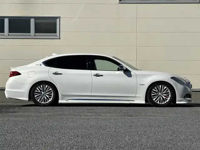 日産 シーマ ハイブリッド VIP G 茨城県 2017(平29)年 7.8万km クリスタルホワイトパール 純正ナビ/（AM/FM/CD/DVD/AUX/Bluetooth）/フルセグ/サンルーフ/BOSEサウンド/後席プライベートシアターシステム/純正アカンサスエンブレム/純正リアスポイラー/エアロパーツ（フロント・サイド）/純正リモコンエンジンスターター/全方位カメラ/電動リアシェード/全席本革パワーシート/シートヒーター（全席）/エアシート（前席）/オットマン（N席）/前方ドライブレコーダー/ビルトインETC/追従型クルーズコントロール/ブラインドスポットモニター/社外サス/純正アルミホイール/純正フロアマット