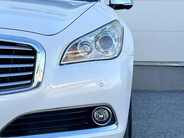 日産 シーマ ハイブリッド VIP G 茨城県 2017(平29)年 7.8万km クリスタルホワイトパール 純正ナビ/（AM/FM/CD/DVD/AUX/Bluetooth）/フルセグ/サンルーフ/BOSEサウンド/後席プライベートシアターシステム/純正アカンサスエンブレム/純正リアスポイラー/エアロパーツ（フロント・サイド）/純正リモコンエンジンスターター/全方位カメラ/電動リアシェード/全席本革パワーシート/シートヒーター（全席）/エアシート（前席）/オットマン（N席）/前方ドライブレコーダー/ビルトインETC/追従型クルーズコントロール/ブラインドスポットモニター/社外サス/純正アルミホイール/純正フロアマット