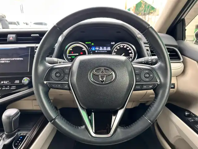 トヨタ カムリ G レザーパッケージ 宮城県 2019(令1)年 6.2万km プラチナホワイトパールマイカ ブラインドスポットモニター/リアクロストラフィックオートブレーキ/＝＝＝/セーフティセンス/・プリクラッシュセーフティ/・レーンディパーチャーアラート/・オートマチックハイビーム/・レーダークルーズコントロール/インテリジェントクリアランスソナー/TコネクトSDナビゲーション/・8インチワイドディスプレイ/・地デジTV/・CD/DVD/・Blu-ray/・Bluetooth/・USB/AUX端子/・バックカメラ/ビルトインETC2.0/カラーヘッドアップディスプレイ/本革シート/パワーシート/シートヒーター/革巻きステアリング/電動パーキングブレーキ/ブレーキホールド/LEDヘッドランプ/フォグランプ/オートライト/スマートキー＆プッシュスタート/電動格納ミラー/純正18インチAW/純正フロアマット/純正ドアバイザー/W/サイド/カーテンエアバッグ