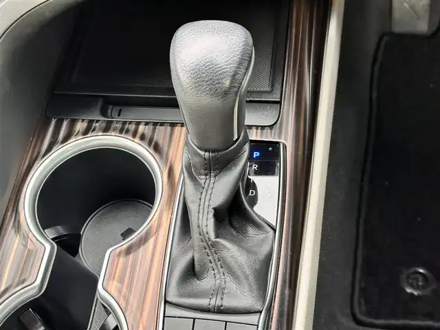 トヨタ カムリ G レザーパッケージ 宮城県 2019(令1)年 6.2万km プラチナホワイトパールマイカ ブラインドスポットモニター/リアクロストラフィックオートブレーキ/＝＝＝/セーフティセンス/・プリクラッシュセーフティ/・レーンディパーチャーアラート/・オートマチックハイビーム/・レーダークルーズコントロール/インテリジェントクリアランスソナー/TコネクトSDナビゲーション/・8インチワイドディスプレイ/・地デジTV/・CD/DVD/・Blu-ray/・Bluetooth/・USB/AUX端子/・バックカメラ/ビルトインETC2.0/カラーヘッドアップディスプレイ/本革シート/パワーシート/シートヒーター/革巻きステアリング/電動パーキングブレーキ/ブレーキホールド/LEDヘッドランプ/フォグランプ/オートライト/スマートキー＆プッシュスタート/電動格納ミラー/純正18インチAW/純正フロアマット/純正ドアバイザー/W/サイド/カーテンエアバッグ