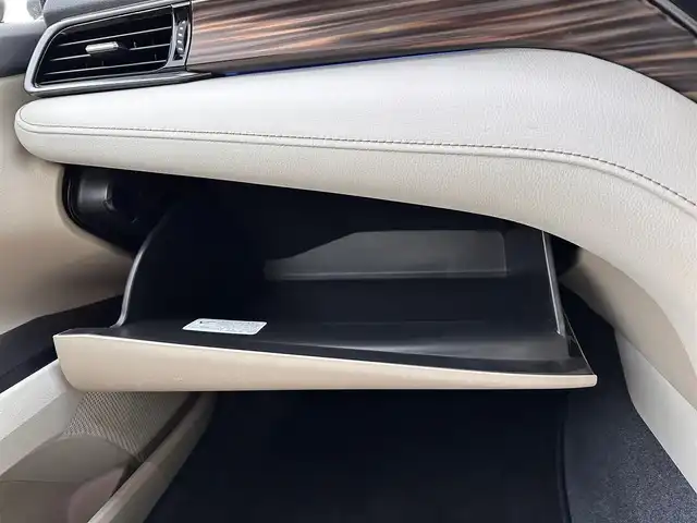 トヨタ カムリ G レザーパッケージ 宮城県 2019(令1)年 6.2万km プラチナホワイトパールマイカ ブラインドスポットモニター/リアクロストラフィックオートブレーキ/＝＝＝/セーフティセンス/・プリクラッシュセーフティ/・レーンディパーチャーアラート/・オートマチックハイビーム/・レーダークルーズコントロール/インテリジェントクリアランスソナー/TコネクトSDナビゲーション/・8インチワイドディスプレイ/・地デジTV/・CD/DVD/・Blu-ray/・Bluetooth/・USB/AUX端子/・バックカメラ/ビルトインETC2.0/カラーヘッドアップディスプレイ/本革シート/パワーシート/シートヒーター/革巻きステアリング/電動パーキングブレーキ/ブレーキホールド/LEDヘッドランプ/フォグランプ/オートライト/スマートキー＆プッシュスタート/電動格納ミラー/純正18インチAW/純正フロアマット/純正ドアバイザー/W/サイド/カーテンエアバッグ