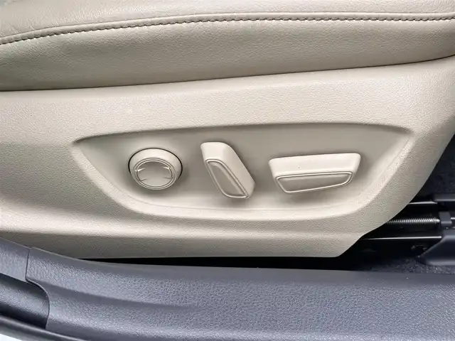 トヨタ カムリ G レザーパッケージ 宮城県 2019(令1)年 6.2万km プラチナホワイトパールマイカ ブラインドスポットモニター/リアクロストラフィックオートブレーキ/＝＝＝/セーフティセンス/・プリクラッシュセーフティ/・レーンディパーチャーアラート/・オートマチックハイビーム/・レーダークルーズコントロール/インテリジェントクリアランスソナー/TコネクトSDナビゲーション/・8インチワイドディスプレイ/・地デジTV/・CD/DVD/・Blu-ray/・Bluetooth/・USB/AUX端子/・バックカメラ/ビルトインETC2.0/カラーヘッドアップディスプレイ/本革シート/パワーシート/シートヒーター/革巻きステアリング/電動パーキングブレーキ/ブレーキホールド/LEDヘッドランプ/フォグランプ/オートライト/スマートキー＆プッシュスタート/電動格納ミラー/純正18インチAW/純正フロアマット/純正ドアバイザー/W/サイド/カーテンエアバッグ