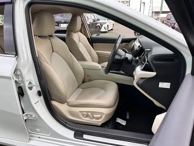 トヨタ カムリ G レザーパッケージ 宮城県 2019(令1)年 6.2万km プラチナホワイトパールマイカ ブラインドスポットモニター/リアクロストラフィックオートブレーキ/＝＝＝/セーフティセンス/・プリクラッシュセーフティ/・レーンディパーチャーアラート/・オートマチックハイビーム/・レーダークルーズコントロール/インテリジェントクリアランスソナー/TコネクトSDナビゲーション/・8インチワイドディスプレイ/・地デジTV/・CD/DVD/・Blu-ray/・Bluetooth/・USB/AUX端子/・バックカメラ/ビルトインETC2.0/カラーヘッドアップディスプレイ/本革シート/パワーシート/シートヒーター/革巻きステアリング/電動パーキングブレーキ/ブレーキホールド/LEDヘッドランプ/フォグランプ/オートライト/スマートキー＆プッシュスタート/電動格納ミラー/純正18インチAW/純正フロアマット/純正ドアバイザー/W/サイド/カーテンエアバッグ