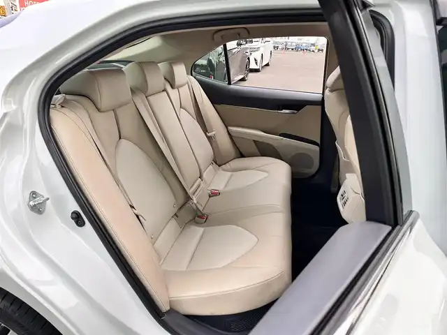 トヨタ カムリ G レザーパッケージ 宮城県 2019(令1)年 6.2万km プラチナホワイトパールマイカ ブラインドスポットモニター/リアクロストラフィックオートブレーキ/＝＝＝/セーフティセンス/・プリクラッシュセーフティ/・レーンディパーチャーアラート/・オートマチックハイビーム/・レーダークルーズコントロール/インテリジェントクリアランスソナー/TコネクトSDナビゲーション/・8インチワイドディスプレイ/・地デジTV/・CD/DVD/・Blu-ray/・Bluetooth/・USB/AUX端子/・バックカメラ/ビルトインETC2.0/カラーヘッドアップディスプレイ/本革シート/パワーシート/シートヒーター/革巻きステアリング/電動パーキングブレーキ/ブレーキホールド/LEDヘッドランプ/フォグランプ/オートライト/スマートキー＆プッシュスタート/電動格納ミラー/純正18インチAW/純正フロアマット/純正ドアバイザー/W/サイド/カーテンエアバッグ