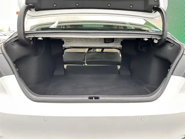 トヨタ カムリ G レザーパッケージ 宮城県 2019(令1)年 6.2万km プラチナホワイトパールマイカ ブラインドスポットモニター/リアクロストラフィックオートブレーキ/＝＝＝/セーフティセンス/・プリクラッシュセーフティ/・レーンディパーチャーアラート/・オートマチックハイビーム/・レーダークルーズコントロール/インテリジェントクリアランスソナー/TコネクトSDナビゲーション/・8インチワイドディスプレイ/・地デジTV/・CD/DVD/・Blu-ray/・Bluetooth/・USB/AUX端子/・バックカメラ/ビルトインETC2.0/カラーヘッドアップディスプレイ/本革シート/パワーシート/シートヒーター/革巻きステアリング/電動パーキングブレーキ/ブレーキホールド/LEDヘッドランプ/フォグランプ/オートライト/スマートキー＆プッシュスタート/電動格納ミラー/純正18インチAW/純正フロアマット/純正ドアバイザー/W/サイド/カーテンエアバッグ