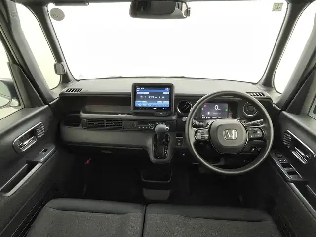 ホンダ Ｎ ＢＯＸ カスタム 熊本県 2024(令6)年 0.9万km プラチナホワイトパール ワンオーナー　/禁煙車　/純正８インチディスプレイオーディオ（ＡｐｐｌＣａｒＰｌａｙ・ＡｎｄｒｏｉｄＡｕｔｏ・ＵＳＢ）/バックカメラ　/ビルトインＥＴＣ　/レーダークルーズコントロール/両側パワースライドドア　/前後クリアランスソナー/衝突軽減ブレーキ/レーンキープアシスト/横滑り防止/アイドリングストップ/前席シートヒーター/電動格納ミラー/純正フロアマット/純正１４インチAW/オートライト/LEDヘッドライト/スマートキー/プッシュスタート