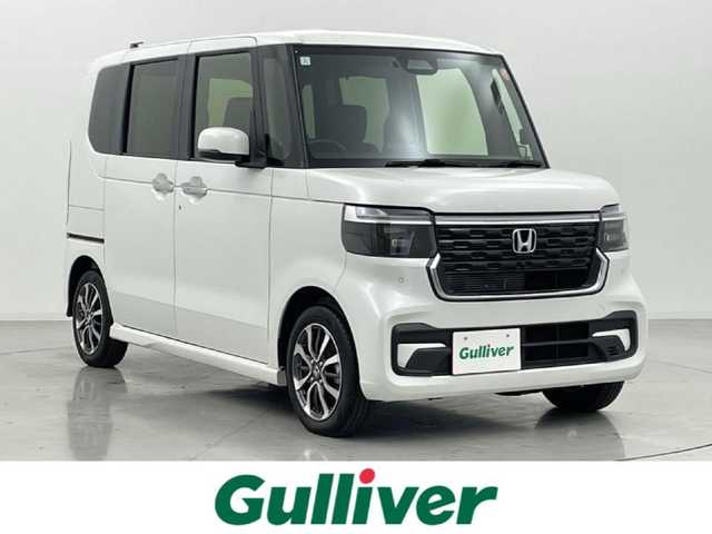 ホンダ Ｎ ＢＯＸ カスタム 熊本県 2024(令6)年 0.9万km プラチナホワイトパール ワンオーナー　/禁煙車　/純正８インチディスプレイオーディオ（ＡｐｐｌＣａｒＰｌａｙ・ＡｎｄｒｏｉｄＡｕｔｏ・ＵＳＢ）/バックカメラ　/ビルトインＥＴＣ　/レーダークルーズコントロール/両側パワースライドドア　/前後クリアランスソナー/衝突軽減ブレーキ/レーンキープアシスト/横滑り防止/アイドリングストップ/前席シートヒーター/電動格納ミラー/純正フロアマット/純正１４インチAW/オートライト/LEDヘッドライト/スマートキー/プッシュスタート