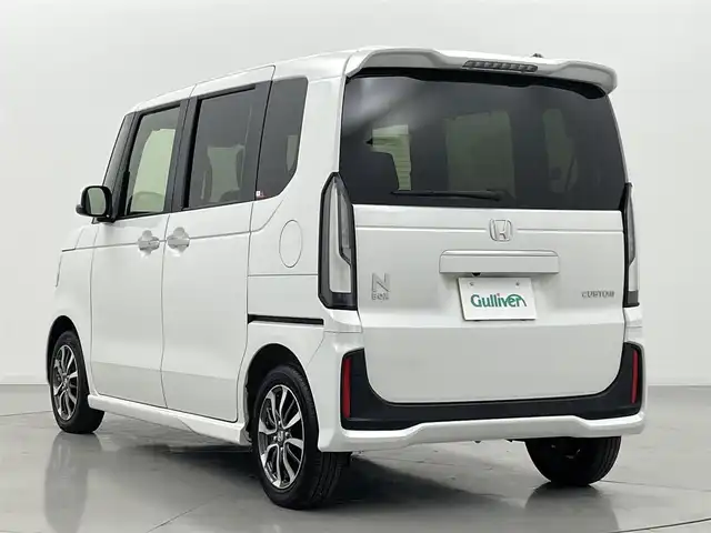 ホンダ Ｎ ＢＯＸ カスタム 熊本県 2024(令6)年 0.9万km プラチナホワイトパール ワンオーナー　/禁煙車　/純正８インチディスプレイオーディオ（ＡｐｐｌＣａｒＰｌａｙ・ＡｎｄｒｏｉｄＡｕｔｏ・ＵＳＢ）/バックカメラ　/ビルトインＥＴＣ　/レーダークルーズコントロール/両側パワースライドドア　/前後クリアランスソナー/衝突軽減ブレーキ/レーンキープアシスト/横滑り防止/アイドリングストップ/前席シートヒーター/電動格納ミラー/純正フロアマット/純正１４インチAW/オートライト/LEDヘッドライト/スマートキー/プッシュスタート