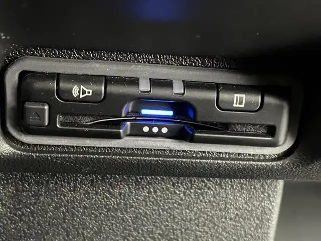 ホンダ Ｎ ＢＯＸ カスタム 熊本県 2024(令6)年 0.9万km プラチナホワイトパール ワンオーナー　/禁煙車　/純正８インチディスプレイオーディオ（ＡｐｐｌＣａｒＰｌａｙ・ＡｎｄｒｏｉｄＡｕｔｏ・ＵＳＢ）/バックカメラ　/ビルトインＥＴＣ　/レーダークルーズコントロール/両側パワースライドドア　/前後クリアランスソナー/衝突軽減ブレーキ/レーンキープアシスト/横滑り防止/アイドリングストップ/前席シートヒーター/電動格納ミラー/純正フロアマット/純正１４インチAW/オートライト/LEDヘッドライト/スマートキー/プッシュスタート