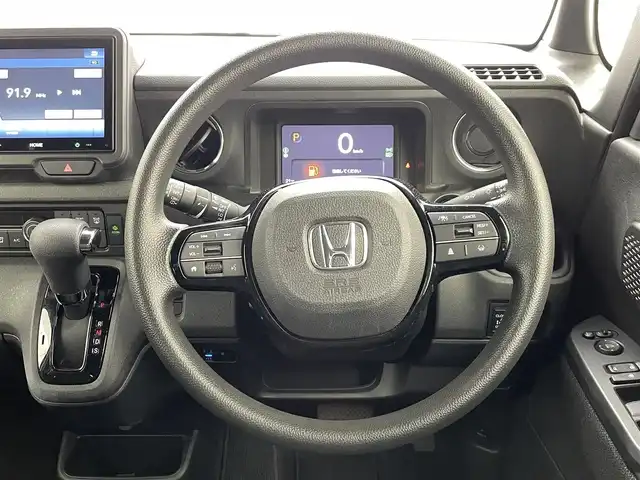 ホンダ Ｎ ＢＯＸ カスタム 熊本県 2024(令6)年 0.9万km プラチナホワイトパール ワンオーナー　/禁煙車　/純正８インチディスプレイオーディオ（ＡｐｐｌＣａｒＰｌａｙ・ＡｎｄｒｏｉｄＡｕｔｏ・ＵＳＢ）/バックカメラ　/ビルトインＥＴＣ　/レーダークルーズコントロール/両側パワースライドドア　/前後クリアランスソナー/衝突軽減ブレーキ/レーンキープアシスト/横滑り防止/アイドリングストップ/前席シートヒーター/電動格納ミラー/純正フロアマット/純正１４インチAW/オートライト/LEDヘッドライト/スマートキー/プッシュスタート