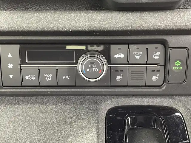 ホンダ Ｎ ＢＯＸ カスタム 熊本県 2024(令6)年 0.9万km プラチナホワイトパール ワンオーナー　/禁煙車　/純正８インチディスプレイオーディオ（ＡｐｐｌＣａｒＰｌａｙ・ＡｎｄｒｏｉｄＡｕｔｏ・ＵＳＢ）/バックカメラ　/ビルトインＥＴＣ　/レーダークルーズコントロール/両側パワースライドドア　/前後クリアランスソナー/衝突軽減ブレーキ/レーンキープアシスト/横滑り防止/アイドリングストップ/前席シートヒーター/電動格納ミラー/純正フロアマット/純正１４インチAW/オートライト/LEDヘッドライト/スマートキー/プッシュスタート