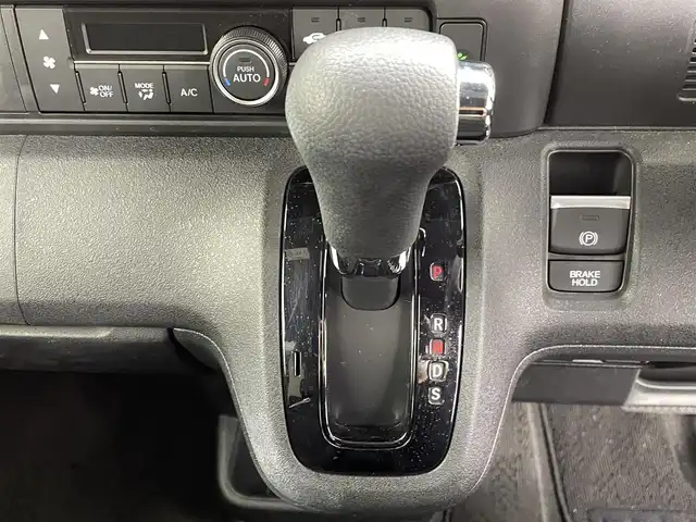 ホンダ Ｎ ＢＯＸ カスタム 熊本県 2024(令6)年 0.9万km プラチナホワイトパール ワンオーナー　/禁煙車　/純正８インチディスプレイオーディオ（ＡｐｐｌＣａｒＰｌａｙ・ＡｎｄｒｏｉｄＡｕｔｏ・ＵＳＢ）/バックカメラ　/ビルトインＥＴＣ　/レーダークルーズコントロール/両側パワースライドドア　/前後クリアランスソナー/衝突軽減ブレーキ/レーンキープアシスト/横滑り防止/アイドリングストップ/前席シートヒーター/電動格納ミラー/純正フロアマット/純正１４インチAW/オートライト/LEDヘッドライト/スマートキー/プッシュスタート