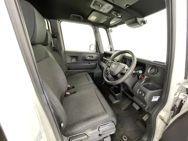ホンダ Ｎ ＢＯＸ カスタム 熊本県 2024(令6)年 0.9万km プラチナホワイトパール ワンオーナー　/禁煙車　/純正８インチディスプレイオーディオ（ＡｐｐｌＣａｒＰｌａｙ・ＡｎｄｒｏｉｄＡｕｔｏ・ＵＳＢ）/バックカメラ　/ビルトインＥＴＣ　/レーダークルーズコントロール/両側パワースライドドア　/前後クリアランスソナー/衝突軽減ブレーキ/レーンキープアシスト/横滑り防止/アイドリングストップ/前席シートヒーター/電動格納ミラー/純正フロアマット/純正１４インチAW/オートライト/LEDヘッドライト/スマートキー/プッシュスタート