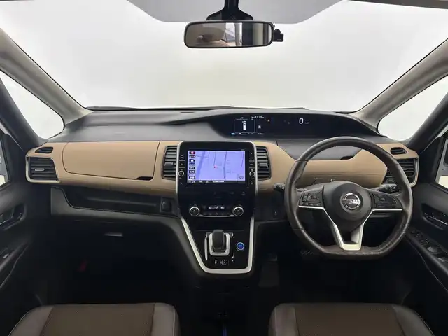 日産 セレナ e－パワー ハイウェイスター V 富山県 2019(令1)年 5.5万km ブリリアントホワイトパール 純正SDナビ/（CD・DVD・BD・BT・MSV・AUX）/フルセグTV/バックカメラ/純正フリップダウンモニター/両側パワースライドドア/ハンズフリースライドドア/クルーズコントロール/衝突軽減ブレーキ/車線逸脱警報/寒冷地仕様/純正ドラレコ/純正ビルトインETC/LEDヘッドライト/フォグライト/オートライト/シートバックテーブル/ハーフレザーシート（茶色）/前席シートヒーター/スマートキー/プッシュスタート/ドアバイザー/ステアリングヒーター/ISOFIX/2列目USB