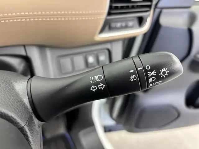 日産 セレナ e－パワー ハイウェイスター V 富山県 2019(令1)年 5.5万km ブリリアントホワイトパール 純正SDナビ/（CD・DVD・BD・BT・MSV・AUX）/フルセグTV/バックカメラ/純正フリップダウンモニター/両側パワースライドドア/ハンズフリースライドドア/クルーズコントロール/衝突軽減ブレーキ/車線逸脱警報/寒冷地仕様/純正ドラレコ/純正ビルトインETC/LEDヘッドライト/フォグライト/オートライト/シートバックテーブル/ハーフレザーシート（茶色）/前席シートヒーター/スマートキー/プッシュスタート/ドアバイザー/ステアリングヒーター/ISOFIX/2列目USB