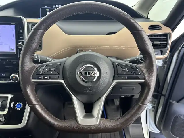 日産 セレナ e－パワー ハイウェイスター V 富山県 2019(令1)年 5.5万km ブリリアントホワイトパール 純正SDナビ/（CD・DVD・BD・BT・MSV・AUX）/フルセグTV/バックカメラ/純正フリップダウンモニター/両側パワースライドドア/ハンズフリースライドドア/クルーズコントロール/衝突軽減ブレーキ/車線逸脱警報/寒冷地仕様/純正ドラレコ/純正ビルトインETC/LEDヘッドライト/フォグライト/オートライト/シートバックテーブル/ハーフレザーシート（茶色）/前席シートヒーター/スマートキー/プッシュスタート/ドアバイザー/ステアリングヒーター/ISOFIX/2列目USB