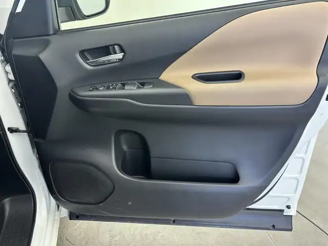 日産 セレナ e－パワー ハイウェイスター V 富山県 2019(令1)年 5.5万km ブリリアントホワイトパール 純正SDナビ/（CD・DVD・BD・BT・MSV・AUX）/フルセグTV/バックカメラ/純正フリップダウンモニター/両側パワースライドドア/ハンズフリースライドドア/クルーズコントロール/衝突軽減ブレーキ/車線逸脱警報/寒冷地仕様/純正ドラレコ/純正ビルトインETC/LEDヘッドライト/フォグライト/オートライト/シートバックテーブル/ハーフレザーシート（茶色）/前席シートヒーター/スマートキー/プッシュスタート/ドアバイザー/ステアリングヒーター/ISOFIX/2列目USB