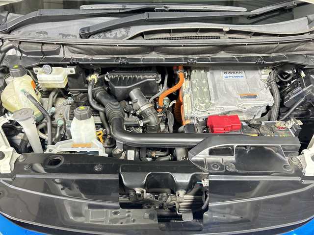 日産 セレナ e－パワー ハイウェイスター V 佐賀県 2019(令1)年 5.5万km ブリリアントホワイトパール 純正9インチナビ/フルセグTV/CD/DVD/Bluetooth/バックカメラ/純正11インチフリップダウンモニター/衝突被害軽減システム/クルーズコントロール/車線逸脱警報/横滑り防止装置/寒冷地仕様/オートライト/オートマチックハイビーム/LEDヘッドライト/フォグライト/純正前方ドラレコ/ビルトインETC/両側パワースライドドア/ハンズフリースライドドア/ステアリングヒーター/運転席・助手席側シートバックテーブル/後席サンシェード/ハーフレザーシート（茶色）/前席シートヒーター/ISOFIX対応シート/純正フロアマット/純正15インチアルミホイール/スマートキー×２/プッシュスタート/ドアバイザー