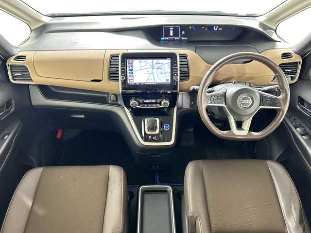 日産 セレナ e－パワー ハイウェイスター V 佐賀県 2019(令1)年 5.5万km ブリリアントホワイトパール 純正9インチナビ/フルセグTV/CD/DVD/Bluetooth/バックカメラ/純正11インチフリップダウンモニター/衝突被害軽減システム/クルーズコントロール/車線逸脱警報/横滑り防止装置/寒冷地仕様/オートライト/オートマチックハイビーム/LEDヘッドライト/フォグライト/純正前方ドラレコ/ビルトインETC/両側パワースライドドア/ハンズフリースライドドア/ステアリングヒーター/運転席・助手席側シートバックテーブル/後席サンシェード/ハーフレザーシート（茶色）/前席シートヒーター/ISOFIX対応シート/純正フロアマット/純正15インチアルミホイール/スマートキー×２/プッシュスタート/ドアバイザー