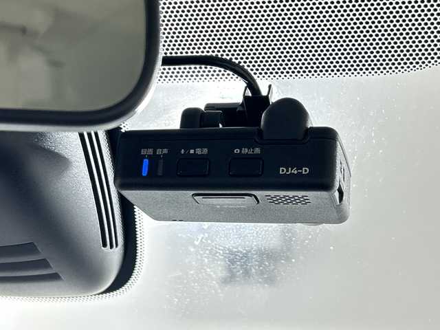 日産 セレナ e－パワー ハイウェイスター V 佐賀県 2019(令1)年 5.5万km ブリリアントホワイトパール 純正9インチナビ/フルセグTV/CD/DVD/Bluetooth/バックカメラ/純正11インチフリップダウンモニター/衝突被害軽減システム/クルーズコントロール/車線逸脱警報/横滑り防止装置/寒冷地仕様/オートライト/オートマチックハイビーム/LEDヘッドライト/フォグライト/純正前方ドラレコ/ビルトインETC/両側パワースライドドア/ハンズフリースライドドア/ステアリングヒーター/運転席・助手席側シートバックテーブル/後席サンシェード/ハーフレザーシート（茶色）/前席シートヒーター/ISOFIX対応シート/純正フロアマット/純正15インチアルミホイール/スマートキー×２/プッシュスタート/ドアバイザー