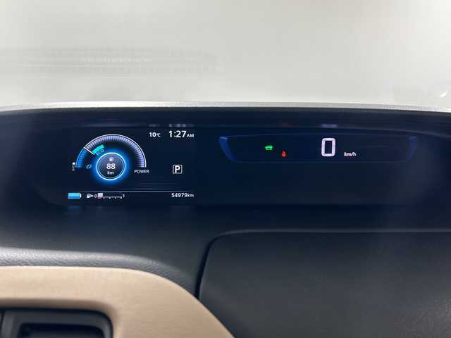 日産 セレナ e－パワー ハイウェイスター V 佐賀県 2019(令1)年 5.5万km ブリリアントホワイトパール 純正9インチナビ/フルセグTV/CD/DVD/Bluetooth/バックカメラ/純正11インチフリップダウンモニター/衝突被害軽減システム/クルーズコントロール/車線逸脱警報/横滑り防止装置/寒冷地仕様/オートライト/オートマチックハイビーム/LEDヘッドライト/フォグライト/純正前方ドラレコ/ビルトインETC/両側パワースライドドア/ハンズフリースライドドア/ステアリングヒーター/運転席・助手席側シートバックテーブル/後席サンシェード/ハーフレザーシート（茶色）/前席シートヒーター/ISOFIX対応シート/純正フロアマット/純正15インチアルミホイール/スマートキー×２/プッシュスタート/ドアバイザー