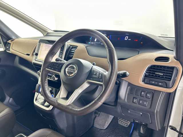 日産 セレナ e－パワー ハイウェイスター V 佐賀県 2019(令1)年 5.5万km ブリリアントホワイトパール 純正9インチナビ/フルセグTV/CD/DVD/Bluetooth/バックカメラ/純正11インチフリップダウンモニター/衝突被害軽減システム/クルーズコントロール/車線逸脱警報/横滑り防止装置/寒冷地仕様/オートライト/オートマチックハイビーム/LEDヘッドライト/フォグライト/純正前方ドラレコ/ビルトインETC/両側パワースライドドア/ハンズフリースライドドア/ステアリングヒーター/運転席・助手席側シートバックテーブル/後席サンシェード/ハーフレザーシート（茶色）/前席シートヒーター/ISOFIX対応シート/純正フロアマット/純正15インチアルミホイール/スマートキー×２/プッシュスタート/ドアバイザー