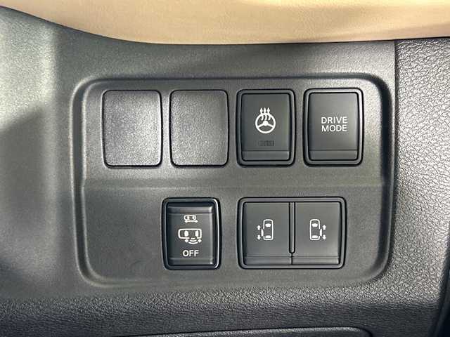 日産 セレナ e－パワー ハイウェイスター V 佐賀県 2019(令1)年 5.5万km ブリリアントホワイトパール 純正9インチナビ/フルセグTV/CD/DVD/Bluetooth/バックカメラ/純正11インチフリップダウンモニター/衝突被害軽減システム/クルーズコントロール/車線逸脱警報/横滑り防止装置/寒冷地仕様/オートライト/オートマチックハイビーム/LEDヘッドライト/フォグライト/純正前方ドラレコ/ビルトインETC/両側パワースライドドア/ハンズフリースライドドア/ステアリングヒーター/運転席・助手席側シートバックテーブル/後席サンシェード/ハーフレザーシート（茶色）/前席シートヒーター/ISOFIX対応シート/純正フロアマット/純正15インチアルミホイール/スマートキー×２/プッシュスタート/ドアバイザー