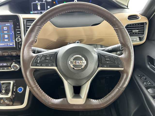 日産 セレナ e－パワー ハイウェイスター V 佐賀県 2019(令1)年 5.5万km ブリリアントホワイトパール 純正9インチナビ/フルセグTV/CD/DVD/Bluetooth/バックカメラ/純正11インチフリップダウンモニター/衝突被害軽減システム/クルーズコントロール/車線逸脱警報/横滑り防止装置/寒冷地仕様/オートライト/オートマチックハイビーム/LEDヘッドライト/フォグライト/純正前方ドラレコ/ビルトインETC/両側パワースライドドア/ハンズフリースライドドア/ステアリングヒーター/運転席・助手席側シートバックテーブル/後席サンシェード/ハーフレザーシート（茶色）/前席シートヒーター/ISOFIX対応シート/純正フロアマット/純正15インチアルミホイール/スマートキー×２/プッシュスタート/ドアバイザー