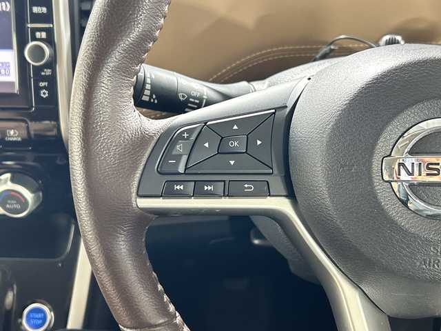 日産 セレナ e－パワー ハイウェイスター V 佐賀県 2019(令1)年 5.5万km ブリリアントホワイトパール 純正9インチナビ/フルセグTV/CD/DVD/Bluetooth/バックカメラ/純正11インチフリップダウンモニター/衝突被害軽減システム/クルーズコントロール/車線逸脱警報/横滑り防止装置/寒冷地仕様/オートライト/オートマチックハイビーム/LEDヘッドライト/フォグライト/純正前方ドラレコ/ビルトインETC/両側パワースライドドア/ハンズフリースライドドア/ステアリングヒーター/運転席・助手席側シートバックテーブル/後席サンシェード/ハーフレザーシート（茶色）/前席シートヒーター/ISOFIX対応シート/純正フロアマット/純正15インチアルミホイール/スマートキー×２/プッシュスタート/ドアバイザー