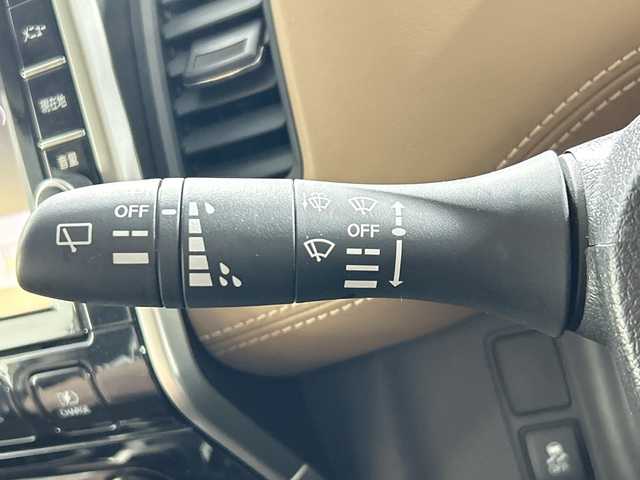 日産 セレナ e－パワー ハイウェイスター V 佐賀県 2019(令1)年 5.5万km ブリリアントホワイトパール 純正9インチナビ/フルセグTV/CD/DVD/Bluetooth/バックカメラ/純正11インチフリップダウンモニター/衝突被害軽減システム/クルーズコントロール/車線逸脱警報/横滑り防止装置/寒冷地仕様/オートライト/オートマチックハイビーム/LEDヘッドライト/フォグライト/純正前方ドラレコ/ビルトインETC/両側パワースライドドア/ハンズフリースライドドア/ステアリングヒーター/運転席・助手席側シートバックテーブル/後席サンシェード/ハーフレザーシート（茶色）/前席シートヒーター/ISOFIX対応シート/純正フロアマット/純正15インチアルミホイール/スマートキー×２/プッシュスタート/ドアバイザー