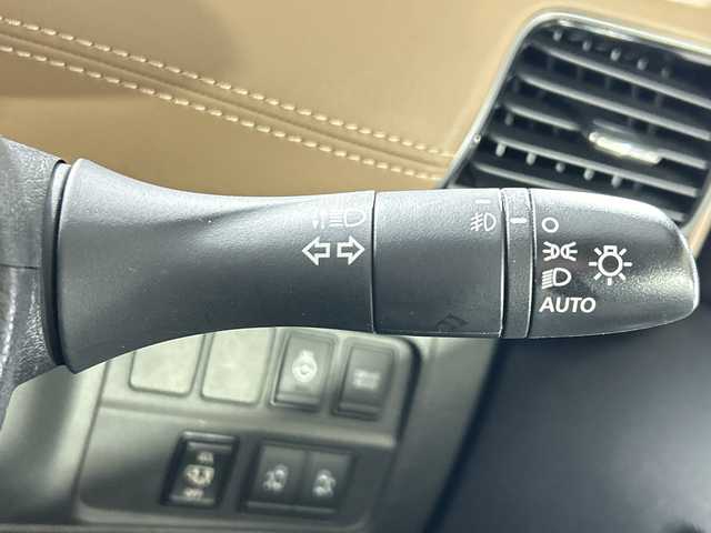 日産 セレナ e－パワー ハイウェイスター V 佐賀県 2019(令1)年 5.5万km ブリリアントホワイトパール 純正9インチナビ/フルセグTV/CD/DVD/Bluetooth/バックカメラ/純正11インチフリップダウンモニター/衝突被害軽減システム/クルーズコントロール/車線逸脱警報/横滑り防止装置/寒冷地仕様/オートライト/オートマチックハイビーム/LEDヘッドライト/フォグライト/純正前方ドラレコ/ビルトインETC/両側パワースライドドア/ハンズフリースライドドア/ステアリングヒーター/運転席・助手席側シートバックテーブル/後席サンシェード/ハーフレザーシート（茶色）/前席シートヒーター/ISOFIX対応シート/純正フロアマット/純正15インチアルミホイール/スマートキー×２/プッシュスタート/ドアバイザー