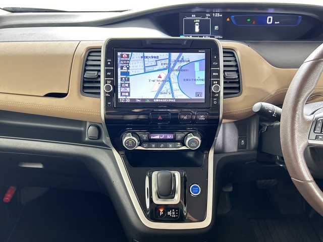 日産 セレナ e－パワー ハイウェイスター V 佐賀県 2019(令1)年 5.5万km ブリリアントホワイトパール 純正9インチナビ/フルセグTV/CD/DVD/Bluetooth/バックカメラ/純正11インチフリップダウンモニター/衝突被害軽減システム/クルーズコントロール/車線逸脱警報/横滑り防止装置/寒冷地仕様/オートライト/オートマチックハイビーム/LEDヘッドライト/フォグライト/純正前方ドラレコ/ビルトインETC/両側パワースライドドア/ハンズフリースライドドア/ステアリングヒーター/運転席・助手席側シートバックテーブル/後席サンシェード/ハーフレザーシート（茶色）/前席シートヒーター/ISOFIX対応シート/純正フロアマット/純正15インチアルミホイール/スマートキー×２/プッシュスタート/ドアバイザー