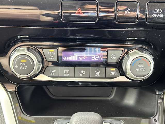 日産 セレナ e－パワー ハイウェイスター V 佐賀県 2019(令1)年 5.5万km ブリリアントホワイトパール 純正9インチナビ/フルセグTV/CD/DVD/Bluetooth/バックカメラ/純正11インチフリップダウンモニター/衝突被害軽減システム/クルーズコントロール/車線逸脱警報/横滑り防止装置/寒冷地仕様/オートライト/オートマチックハイビーム/LEDヘッドライト/フォグライト/純正前方ドラレコ/ビルトインETC/両側パワースライドドア/ハンズフリースライドドア/ステアリングヒーター/運転席・助手席側シートバックテーブル/後席サンシェード/ハーフレザーシート（茶色）/前席シートヒーター/ISOFIX対応シート/純正フロアマット/純正15インチアルミホイール/スマートキー×２/プッシュスタート/ドアバイザー