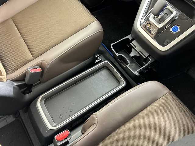 日産 セレナ e－パワー ハイウェイスター V 佐賀県 2019(令1)年 5.5万km ブリリアントホワイトパール 純正9インチナビ/フルセグTV/CD/DVD/Bluetooth/バックカメラ/純正11インチフリップダウンモニター/衝突被害軽減システム/クルーズコントロール/車線逸脱警報/横滑り防止装置/寒冷地仕様/オートライト/オートマチックハイビーム/LEDヘッドライト/フォグライト/純正前方ドラレコ/ビルトインETC/両側パワースライドドア/ハンズフリースライドドア/ステアリングヒーター/運転席・助手席側シートバックテーブル/後席サンシェード/ハーフレザーシート（茶色）/前席シートヒーター/ISOFIX対応シート/純正フロアマット/純正15インチアルミホイール/スマートキー×２/プッシュスタート/ドアバイザー